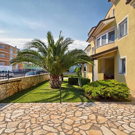 Apartments Gilly 2 Premantura Exterior photo