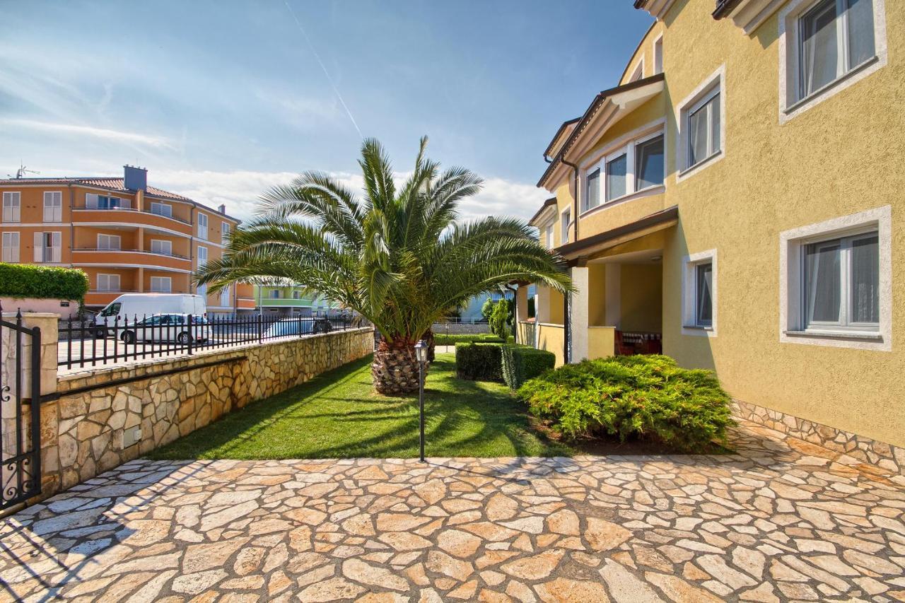 Apartments Gilly 2 Premantura Exterior photo