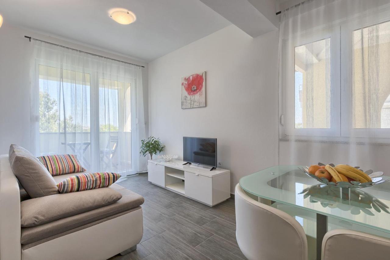 Apartments Gilly 2 Premantura Exterior photo