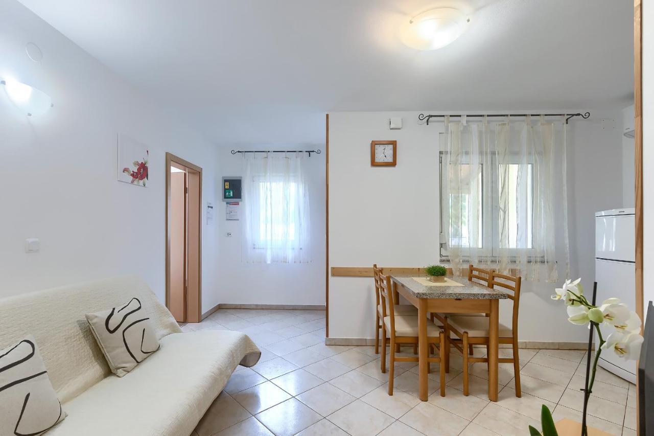 Apartments Gilly 2 Premantura Exterior photo