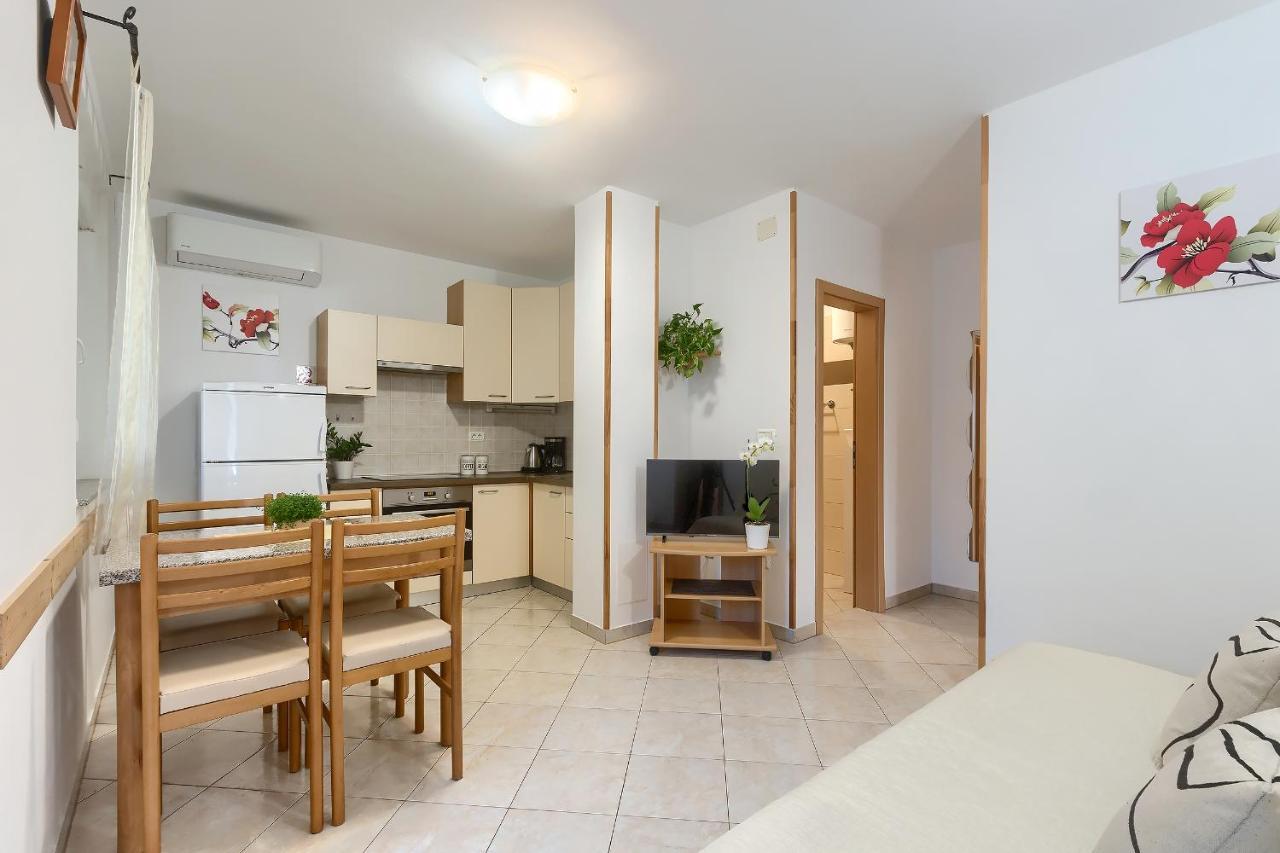 Apartments Gilly 2 Premantura Exterior photo
